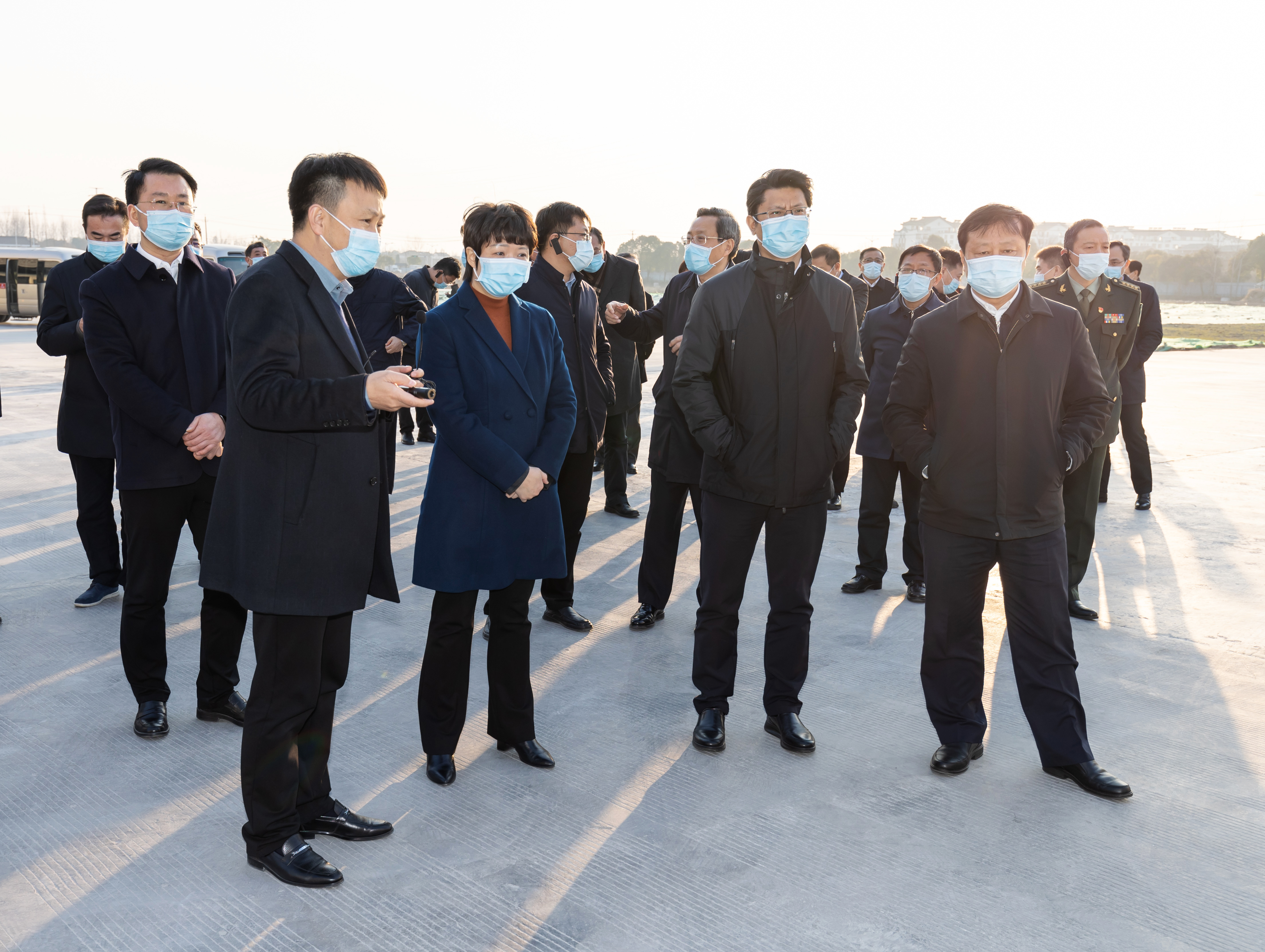 2021年12月29日扬州市委书记张宝娟、代市长王进建率队莅临扬州建筑产业园和天下厂区考察调研